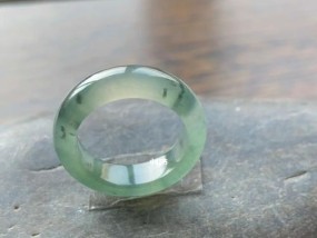 苹果手机背面敲击空洞感原因是什么？