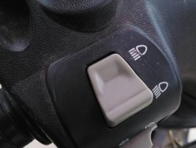 电瓶车铝壳灯拆解步骤是什么？