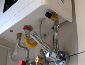 热水器上的铜钱（探索清洗热水器上铜钱的简便方法）