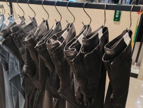 牛仔裤如何正确洗涤？避免缩水褪色的技巧是什么？