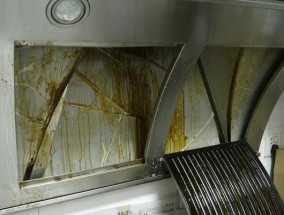 如何清洗饰品店里的油烟机（快速有效的清洁方法及注意事项）