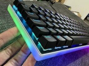 键盘上的蓝色灯代表什么？蓝色灯的用途是什么？