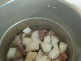 营养丰富的排骨萝卜汤制作方法（家常做法）