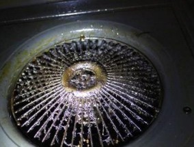 如何有效清洗油垢的抽油烟机（掌握清洗技巧）