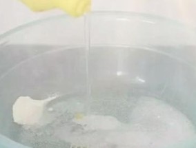使用白醋和苏打清洗油烟机的神奇效果（自然无毒的清洁方式）
