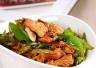 如何使用炒肉不粘锅烹饪美味佳肴（掌握炒肉不粘锅的技巧）