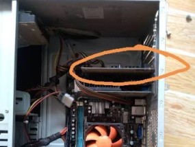 派诺特内存卡电脑插槽位置在哪里？