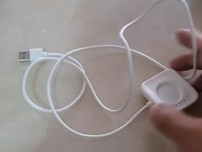 东丰智能手表充电步骤是什么？