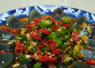 美味可口的松花蛋制作方法与配方（让你在家也能轻松制作出香气扑鼻的松花蛋）