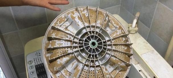 洗衣机水垢的原因分析（探究洗衣机水垢形成的原因及解决方法）  第1张