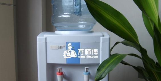 饮水机热水口为何会发臭（探究热水口发臭的原因及解决方法）  第1张