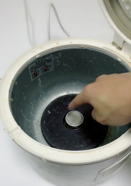 电锅显示器出现水雾的处理方法（有效清除电锅显示器上的水雾的技巧）  第1张