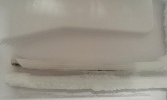 冰箱后面裂缝修复指南（快速修复冰箱后面裂缝的方法和技巧）  第1张