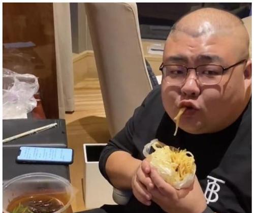 揭秘网红泡泡龙的死因（泡泡龙的突然离世引发网友热议）  第1张