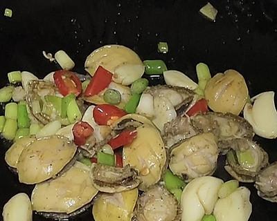 学会爆炒小鲍鱼，让你家的餐桌上多一道美味佳肴（学会爆炒小鲍鱼）  第1张