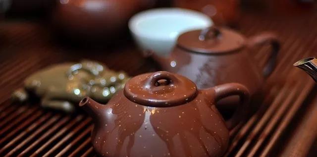 紫砂壶真伪辨别指南（教你如何正确辨别紫砂壶的真伪）  第1张