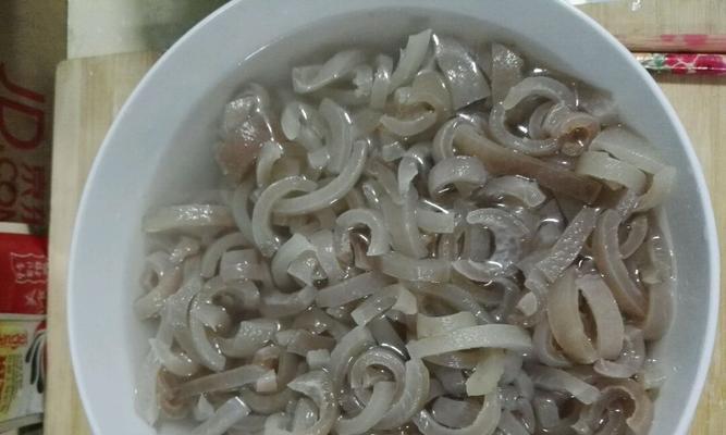 分享水晶肉皮冻的制作方法（轻松学会制作美味水晶肉皮冻）  第1张