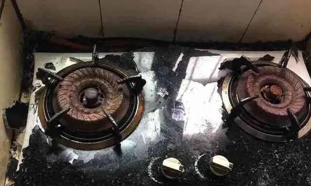 燃气灶串火原因与修复方法（了解燃气灶串火的危害及安全防范措施）  第1张