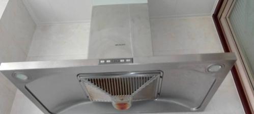 如何清洗抽油烟机表面的油（简便有效的清洗方法让油污无处藏身）  第2张