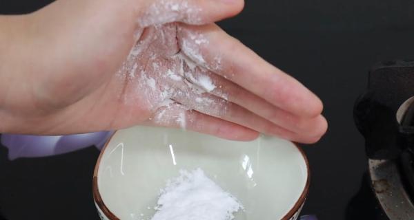 小碗油烟机的清洗方法（轻松解决油烟机小碗难洗的问题）  第3张