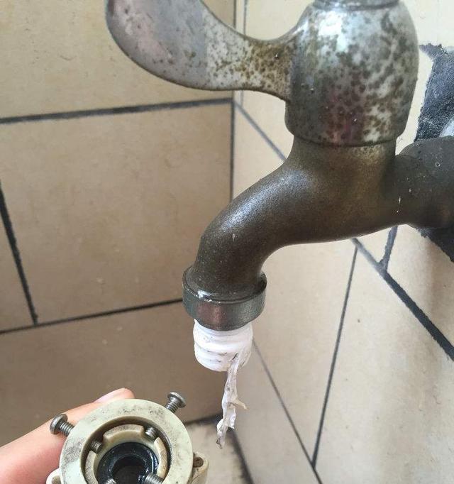如何修复净水器接口轻微漏水问题（快速解决漏水问题）  第3张