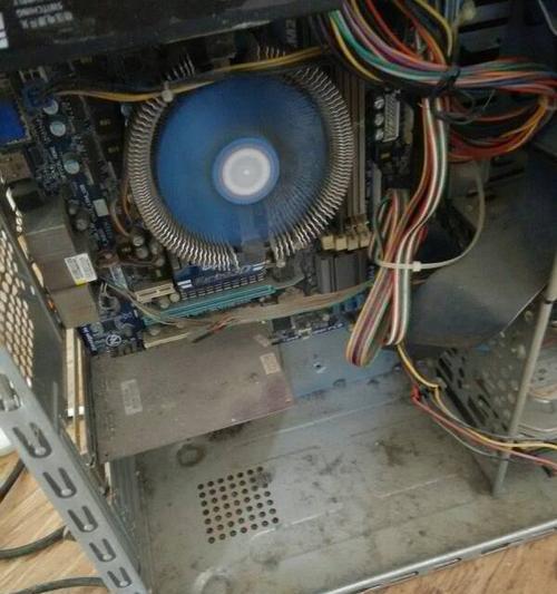 解决显示器插电源后出现黑屏问题（分析和解决显示器插电源黑屏问题的方法与步骤）  第2张