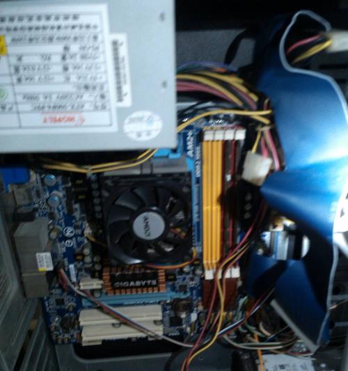 解决显示器插电源后出现黑屏问题（分析和解决显示器插电源黑屏问题的方法与步骤）  第3张