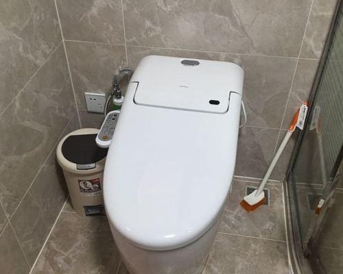 马桶水箱漏水原因与检修方法（解决马桶水箱漏水问题）  第1张