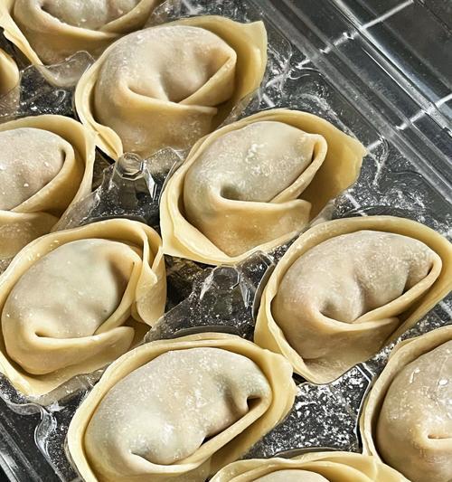 包馄饨的手法教程？如何快速学会包出完美的馄饨？  第1张
