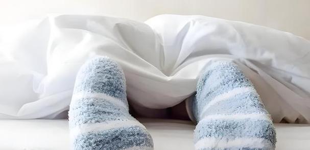 穿袜子睡觉真的有助于睡眠吗？如何选择合适的睡眠袜？  第2张