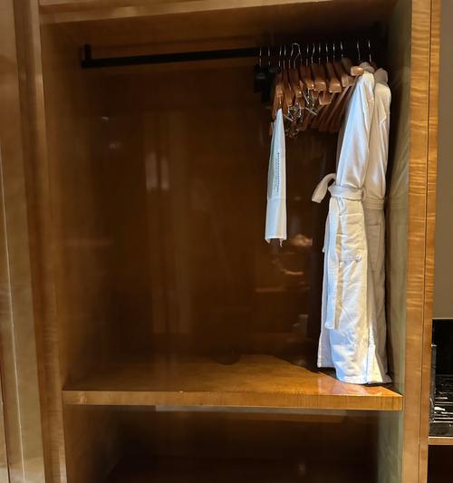 酒店电视机后面放置什么物品合适？  第3张